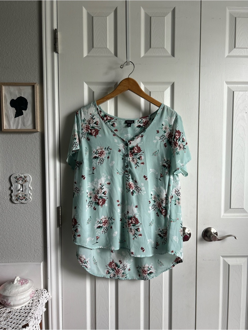 Torrid pastel green quarter button red floral short sleeve flowy blouse